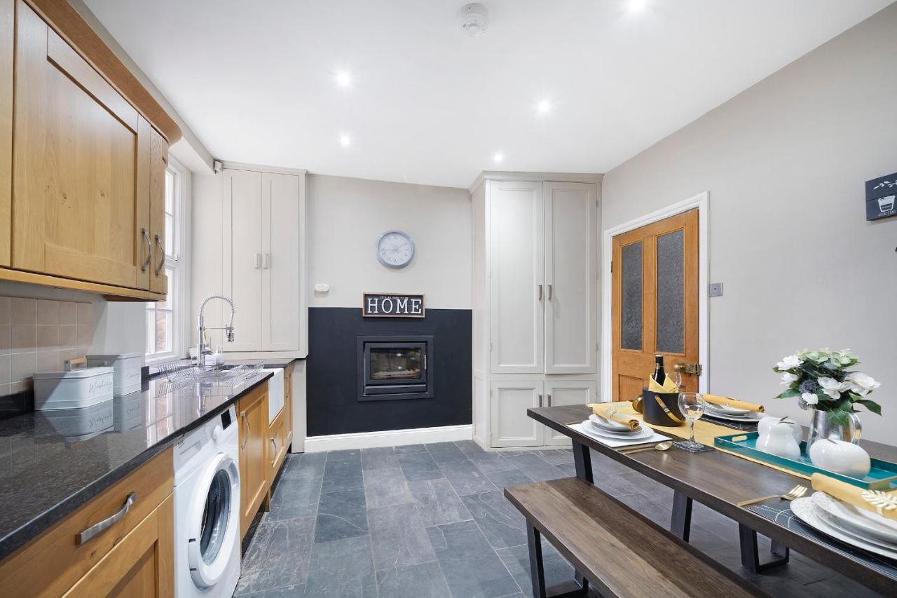 4 Bedroom Home With Garden, Game Room, Parking- Esho Stays Gloucester Dış mekan fotoğraf