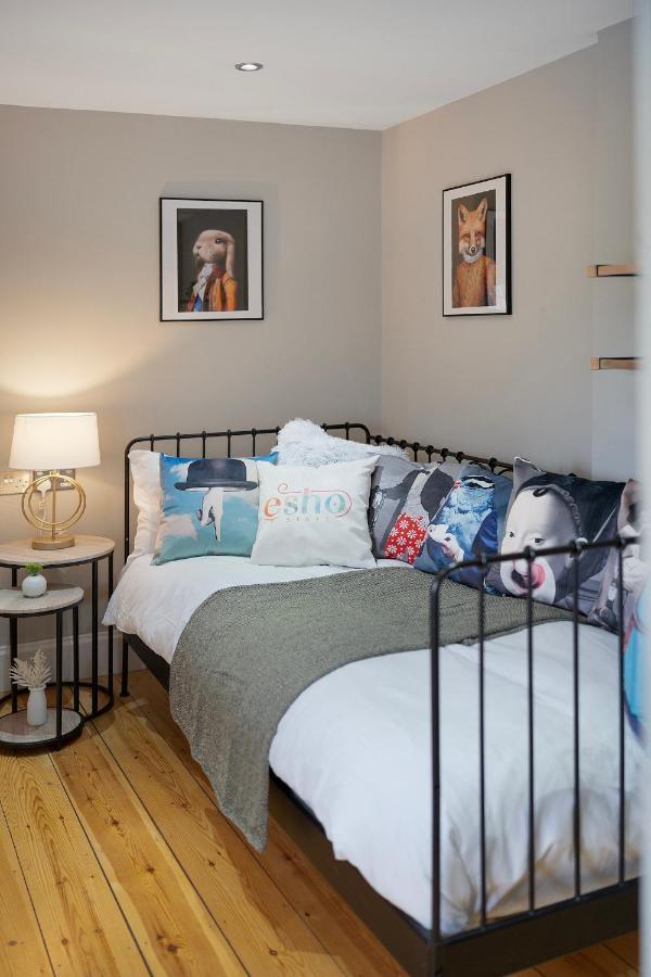 4 Bedroom Home With Garden, Game Room, Parking- Esho Stays Gloucester Dış mekan fotoğraf