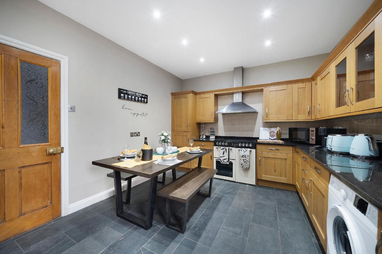 4 Bedroom Home With Garden, Game Room, Parking- Esho Stays Gloucester Dış mekan fotoğraf