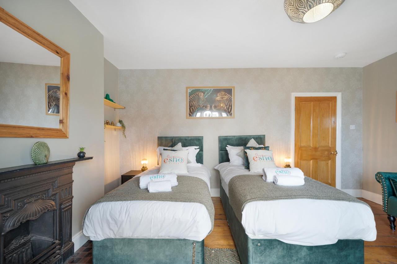 4 Bedroom Home With Garden, Game Room, Parking- Esho Stays Gloucester Dış mekan fotoğraf