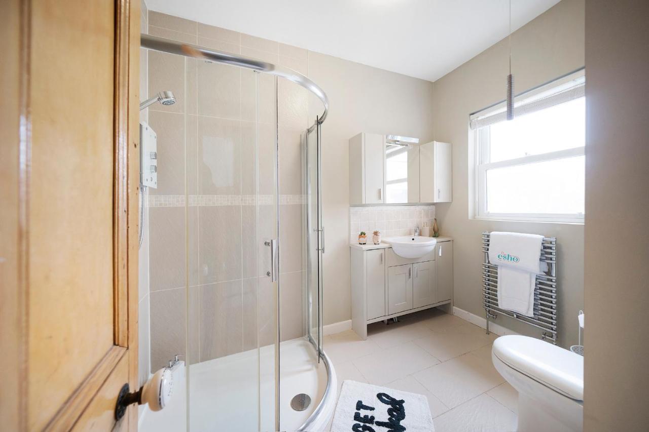4 Bedroom Home With Garden, Game Room, Parking- Esho Stays Gloucester Dış mekan fotoğraf