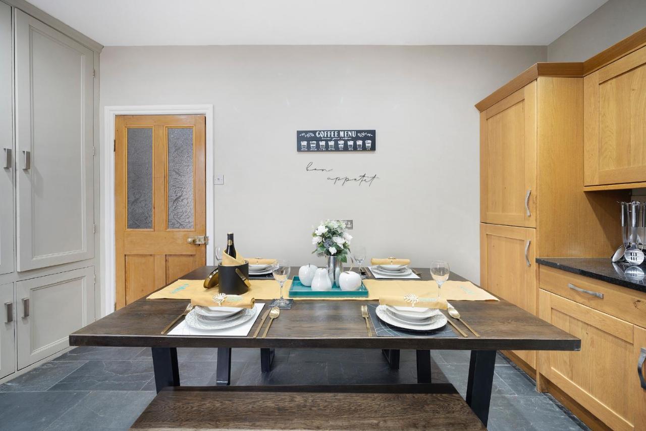 4 Bedroom Home With Garden, Game Room, Parking- Esho Stays Gloucester Dış mekan fotoğraf