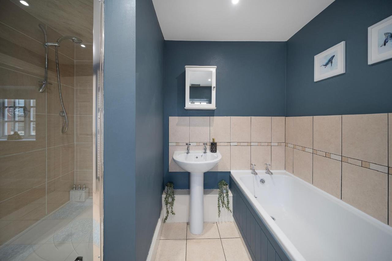 4 Bedroom Home With Garden, Game Room, Parking- Esho Stays Gloucester Dış mekan fotoğraf