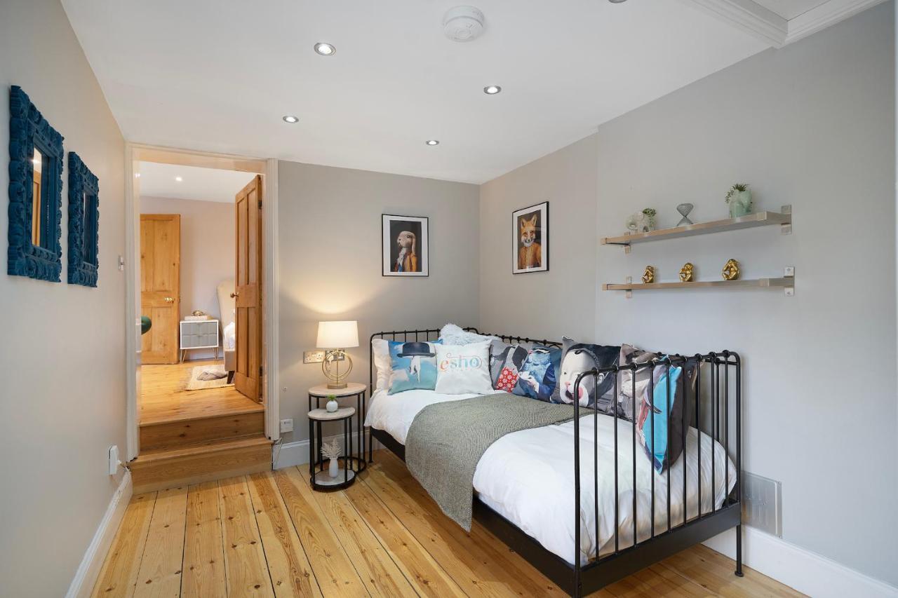 4 Bedroom Home With Garden, Game Room, Parking- Esho Stays Gloucester Dış mekan fotoğraf