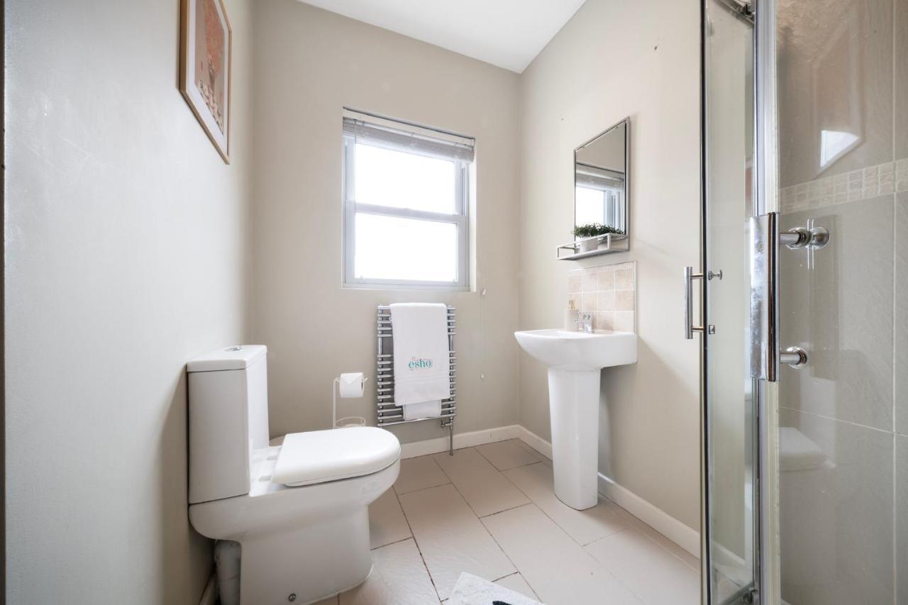 4 Bedroom Home With Garden, Game Room, Parking- Esho Stays Gloucester Dış mekan fotoğraf